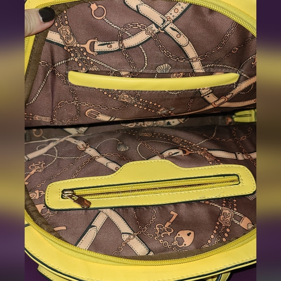 Yellow backpack - Picture 9 of 12